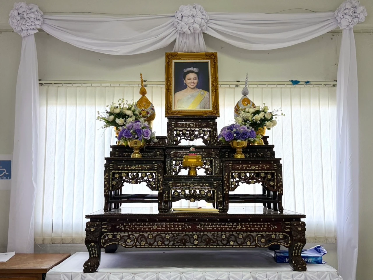 โต๊ะหมู่ประดิษฐานพระฉายาลักษณ์สมเด็จพระนางเจ้าฯ พระบรมราชินี พร้อมเครื่องราชสักการะ บริเวณอาคารสำนักงานองค์การบริหารส่วนตำบลเมืองพลับพลา