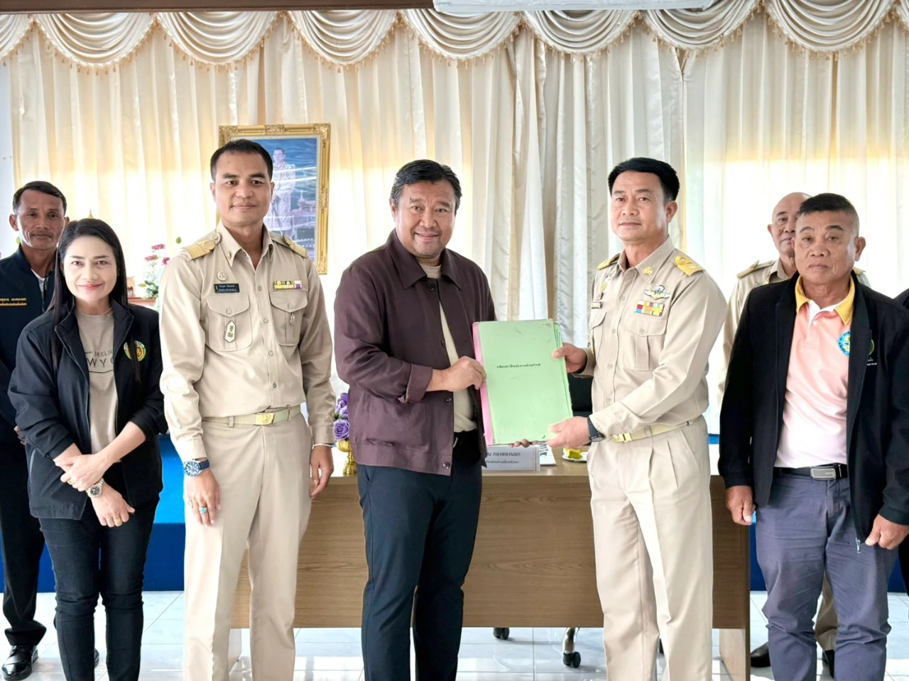 ยินดีต้อนรับสู่ครอบครัวองค์การบริหารส่วนตำบลเมืองพลับพลา เนื่องในโอกาส นายจิรายุทธ จิตรณรงค์ เข้ารับตำแหน่ง ปลัดองค์การบริหารส่วนตำบลเมืองพลับพลา